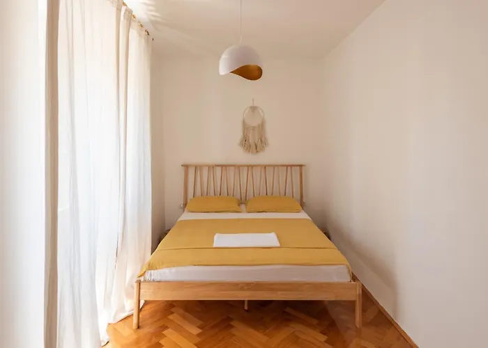 Pula City Apartment With Private Parking