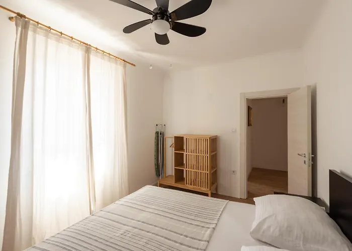 Pula City Apartment With Private Parking