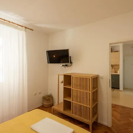 Pula City Apartment With Private Parking Exterior photo