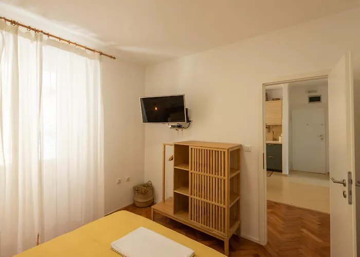 Pula City Apartment With Private Parking